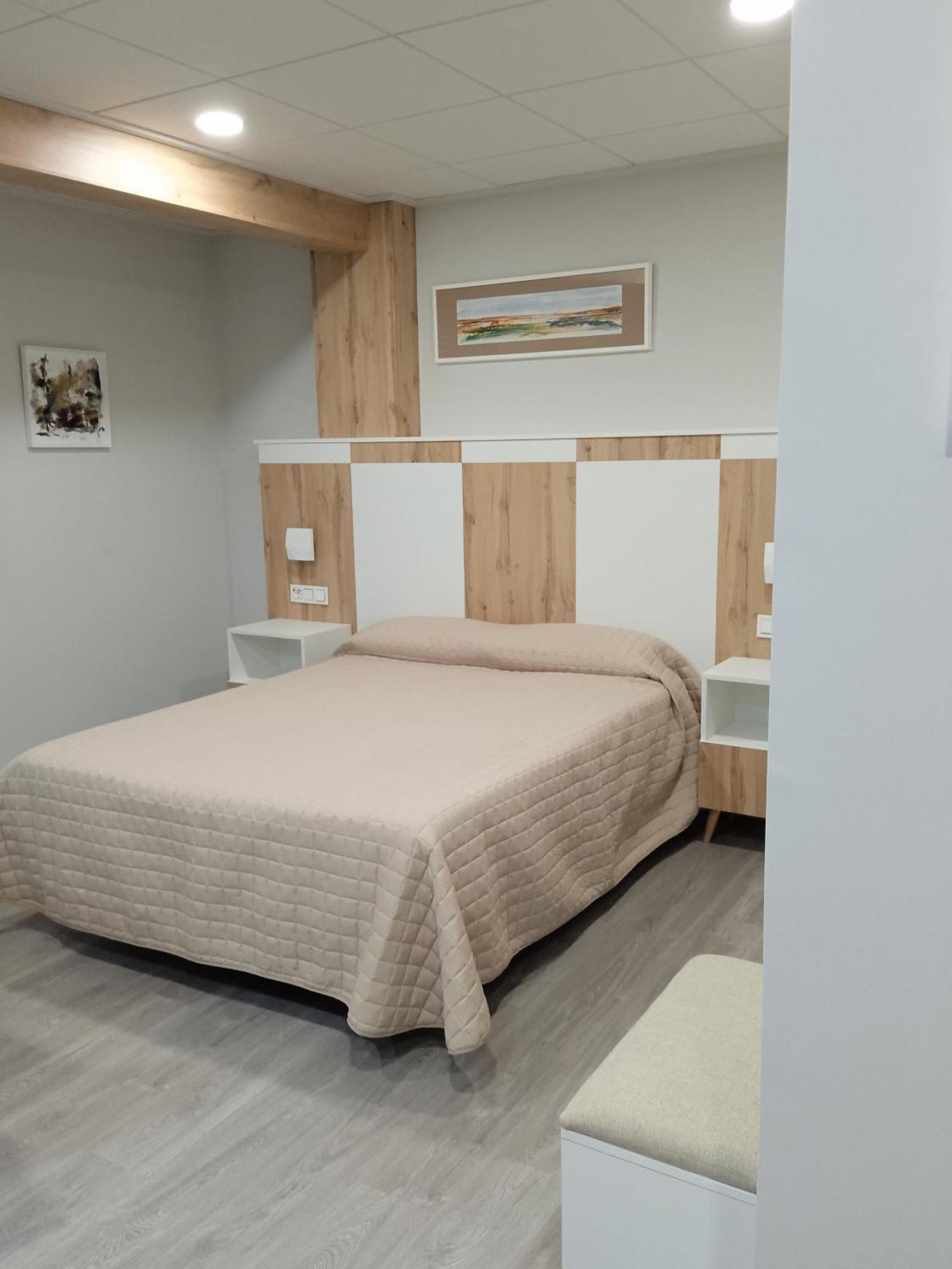 Hostal La Morenica Вильена Экстерьер фото