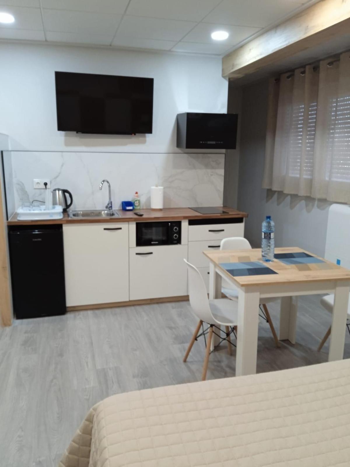 Hostal La Morenica Вильена Экстерьер фото