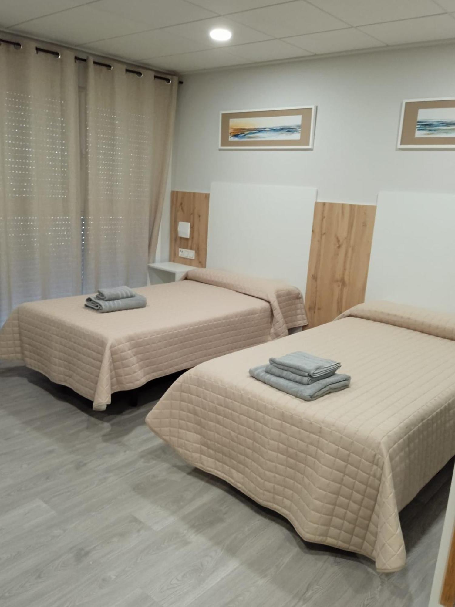 Hostal La Morenica Вильена Экстерьер фото
